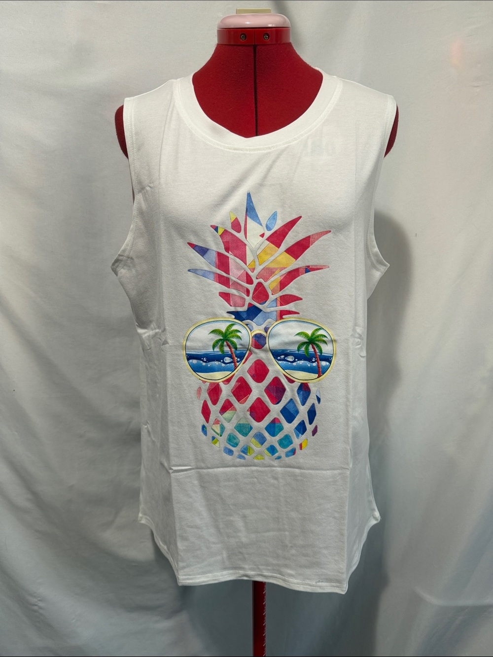 White Pineapple Graphic Tank Top with Sunglasses Motif